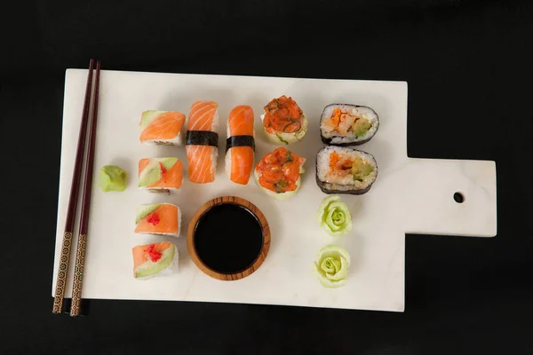 Blandade sushi set serveras med ätpinnar och sojasås — Stockfoto
