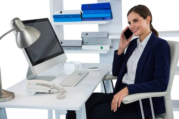 Ler affärskvinna talar på mobiltelefon på skrivbord med dator — Stockfoto