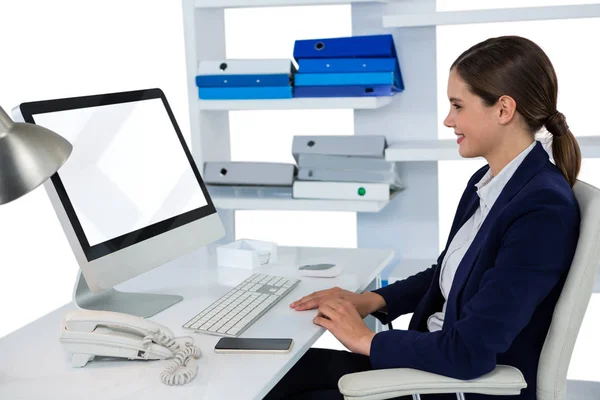 Усміхнена бізнес-леді працює на комп'ютері — стокове фото