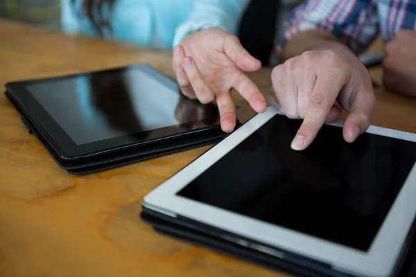 Führungskräfte nutzen digitales Tablet am Schreibtisch — Stockfoto