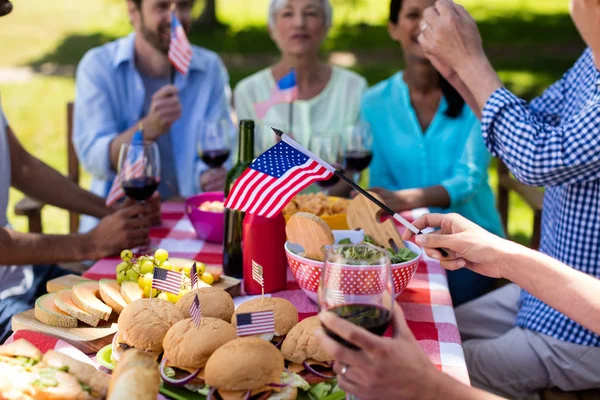 Gelukkig gezin dat maaltijd op tafel — Stockfoto