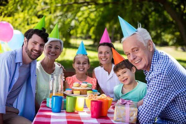 Lycklig multigeneration familj firar födelsedagsfest i park — Stockfoto