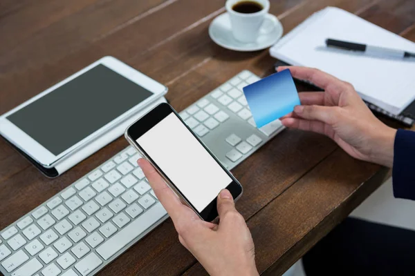 Geschäftsfrau beim Online-Shopping mit dem Handy — Stockfoto