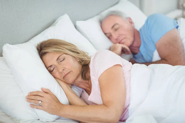 Ανώτερος ζευγάρι ύπνο στο κρεβάτι — Φωτογραφία Αρχείου