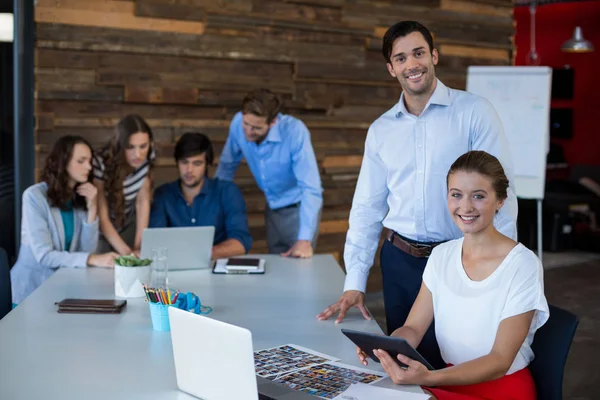 Mannelijke en vrouwelijke grafisch ontwerpers houden digitale tablet — Stockfoto