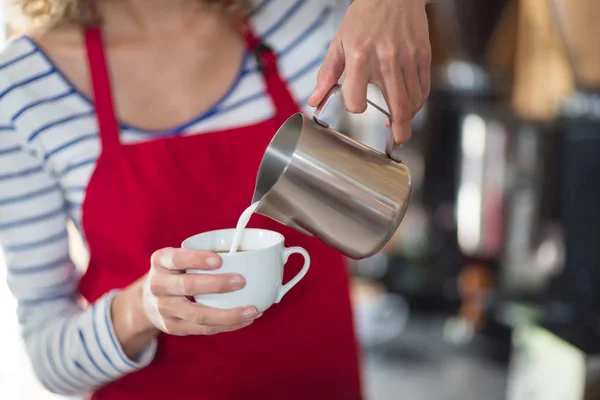 Camarera haciendo taza de café en el mostrador en la cafetería —  Fotos de Stock