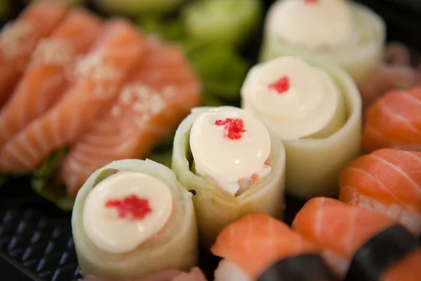 Conjunto de sushi sortido servido em caixas de plástico — Fotografia de Stock