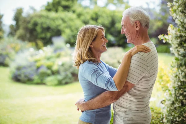 Oudere paar omarmen buiten — Stockfoto