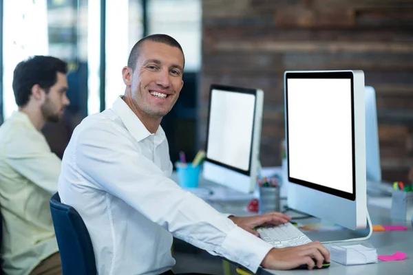 Portret uśmiechający się biznesmen pracy na komputerze osobistym — Zdjęcie stockowe