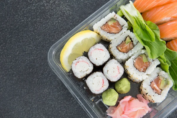 Rollos de sushi con salmón — Foto de Stock