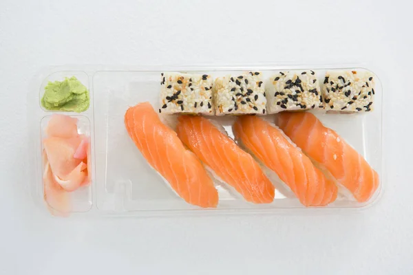 Platta av nigiri och uramaki sushi — Stockfoto
