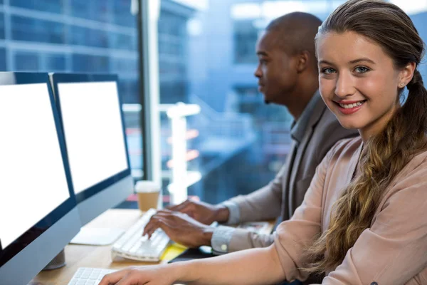 Grafikdesignerin arbeitet am Schreibtisch mit Kollegin — Stockfoto