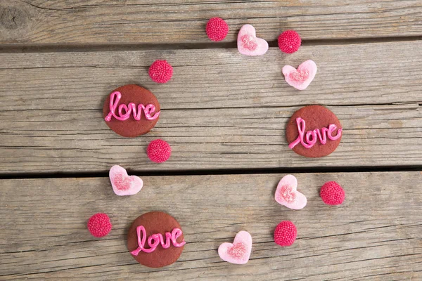 Galletas y confitería mostrando mensaje de amor — Foto de Stock