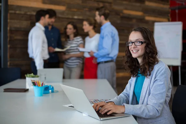 Diseñadora gráfica femenina usando laptop — Foto de Stock