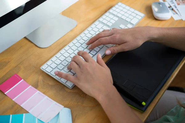 Close-up of female graphic designer working at desk — Stock Photo, Image