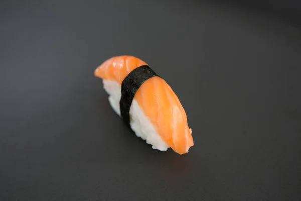 Sushi na czarnym tle — Zdjęcie stockowe