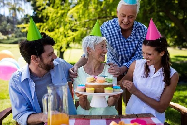 Família feliz celebrando festa de aniversário — Fotografia de Stock