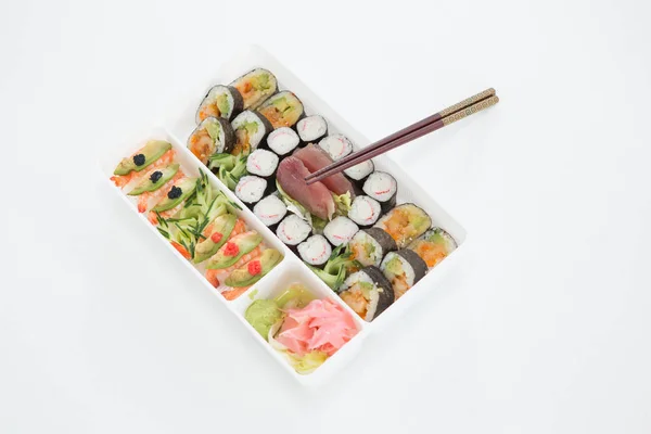 Bricka med blandade sushi — Stockfoto