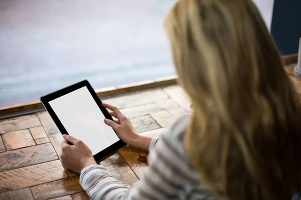 Vrouw met behulp van digitale tablet in café — Stockfoto