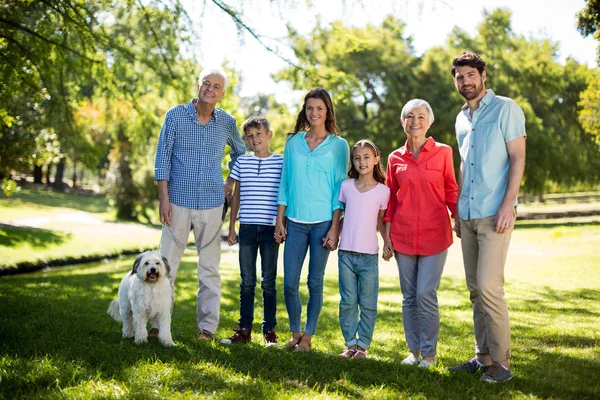 Família feliz desfrutando no parque — Fotografia de Stock