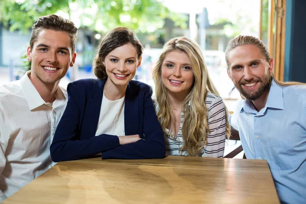 Portrett av venner som har det gøy på kafeen – stockfoto