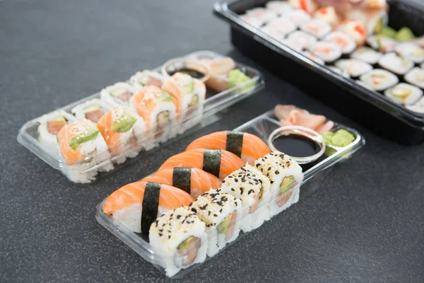 Olika sushi rullar i tallrik — Stockfoto