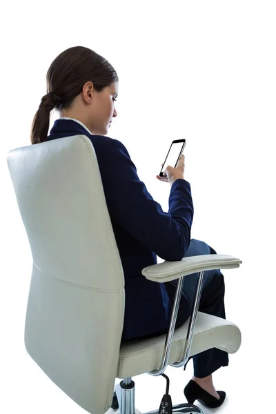 Femme d'affaires assise sur une chaise et utilisant un téléphone mobile — Photo