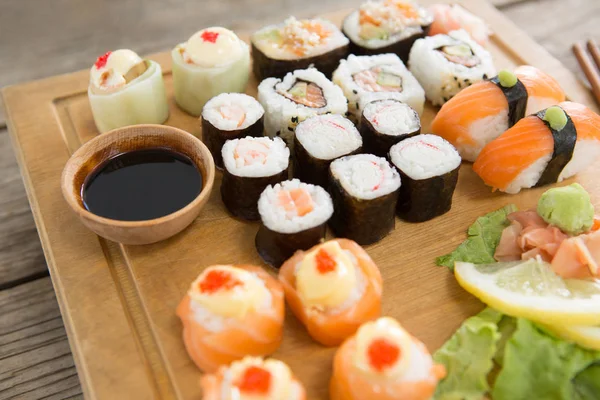Conjunto de sushi variado servido em bandeja de madeira — Fotografia de Stock