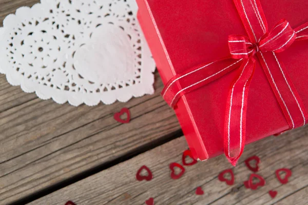 Geschenkbox mit Dekoration in Herzform — Stockfoto