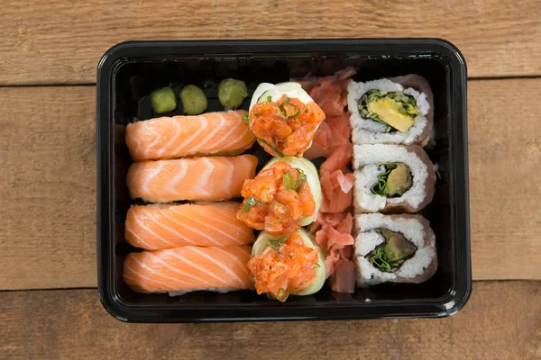 Rolos de sushi com salmão — Fotografia de Stock