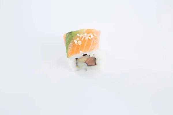 Sushi roll op witte achtergrond — Stockfoto