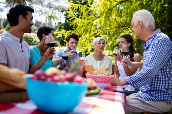 Lycklig familj med glas vin — Stockfoto