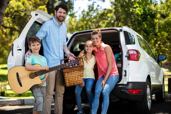 Portrait of happy family near car — Stock Photo, Image