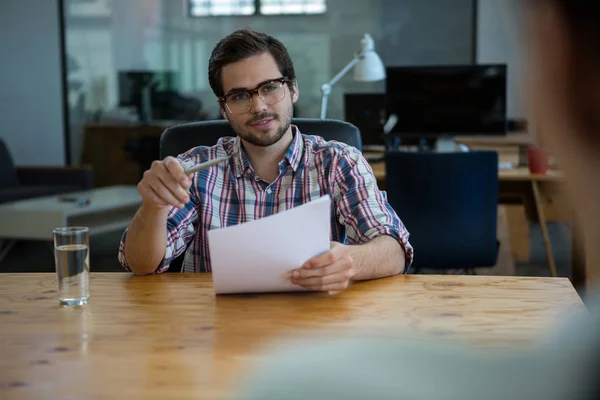 Business executive condurre colloquio di lavoro con la donna — Foto Stock