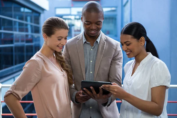 Ejecutivos de negocios discutiendo sobre tableta digital — Foto de Stock