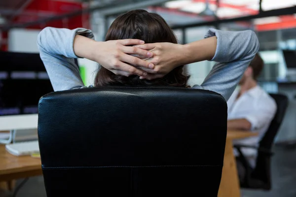 Visão traseira de empresária relaxante na cadeira — Fotografia de Stock