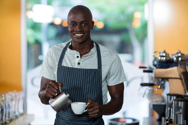 Retrato del camarero haciendo taza de café en el mostrador —  Fotos de Stock