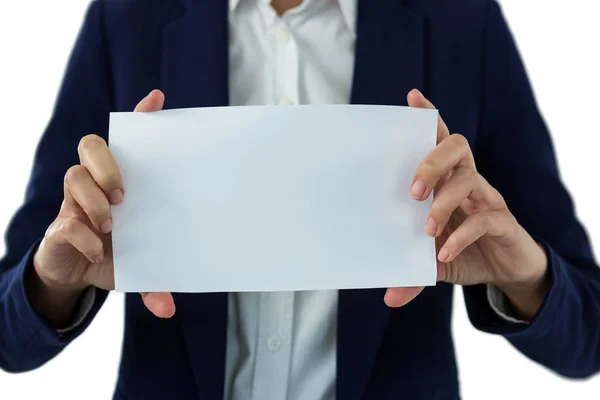 Secção intermédia de empresária segurando um papel em branco — Fotografia de Stock