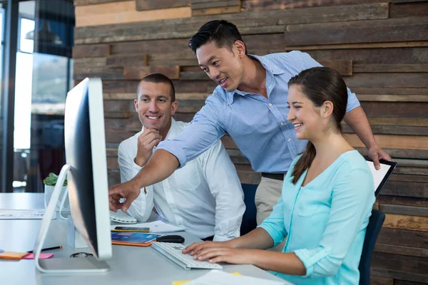 Geschäftsleute interagieren bei der Arbeit am Personal Computer — Stockfoto