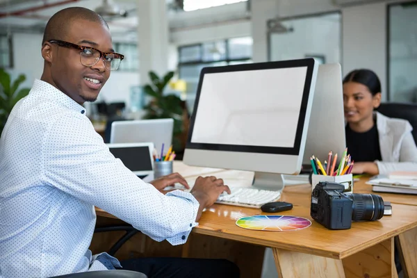 Grafiska formgivare arbetar på skrivbord — Stockfoto