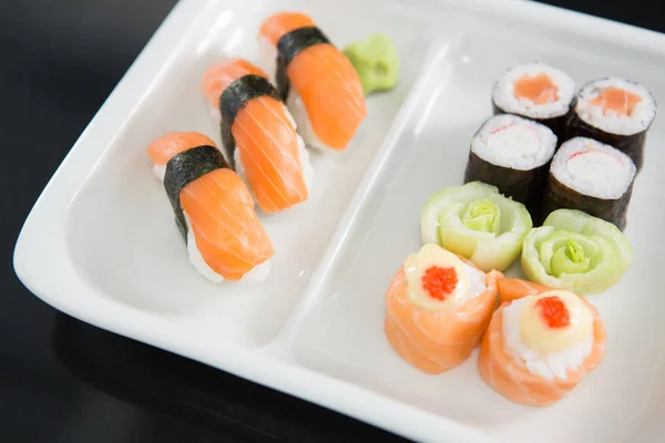 Sushi serveras på tallrik — Stockfoto
