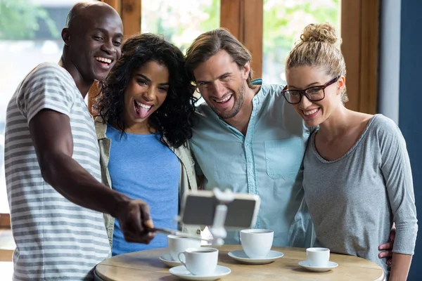 Groupe d'amis prenant un selfie de selfie bâton — Photo