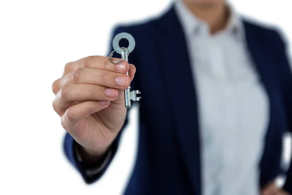 Sección media de la mujer de negocios mostrando nueva llave de la casa — Foto de Stock