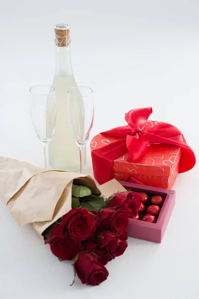 Cadeau, boîte de chocolat, roses et bouteille de champagne — Photo