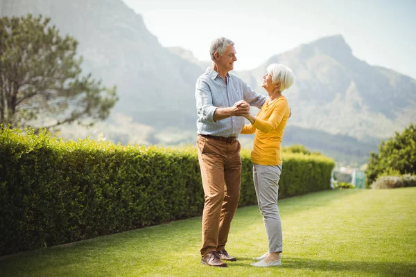 Oudere paar dansen in het park — Stockfoto