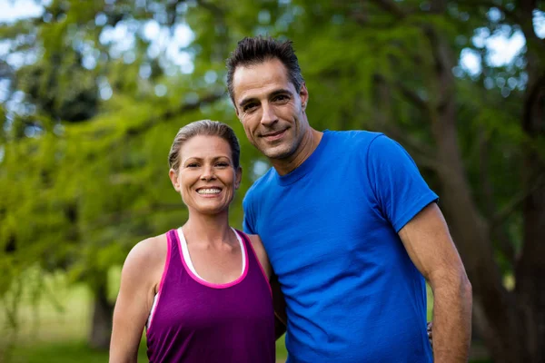 Portrait of couple with arms around — Stock Photo, Image