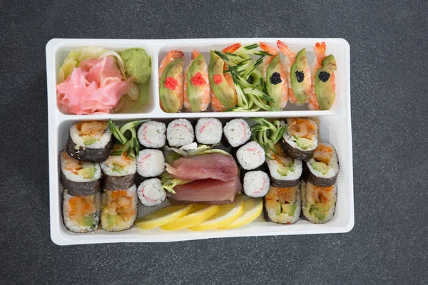 Olika sushi rullar med räkor — Stockfoto