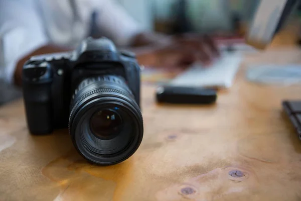 Cámara digital en el escritorio de oficina — Foto de Stock