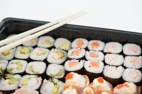 Bricka med blandade sushi — Stockfoto