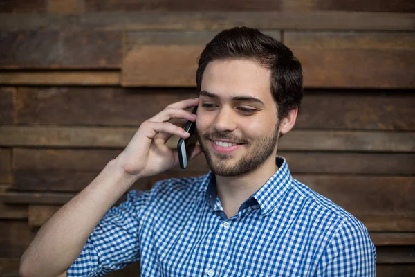 Un dirigeant d'entreprise souriant parle sur son téléphone portable — Photo